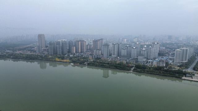 10月30日，大雾笼罩下的汉江两岸