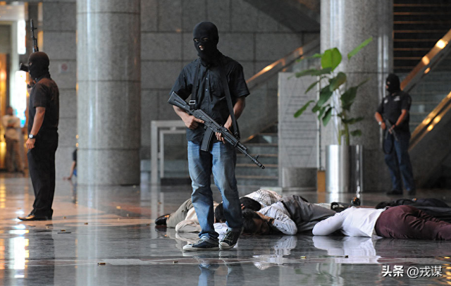 白大褂里藏AK！印度挖出“精英内鬼”，2900公斤的炸药被警方发现