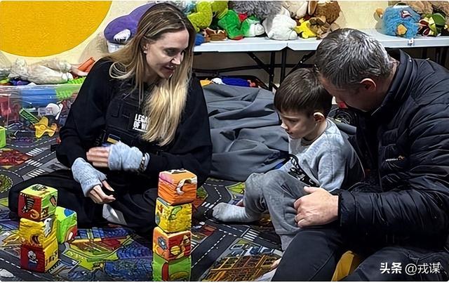 好莱坞女星朱莉闯乌克兰前线：无人机“追着飞”，防护服都扛不住