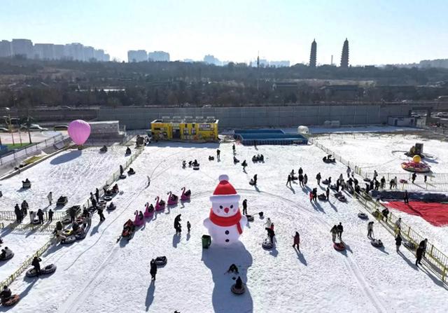 太原市民走进小黄鸭冰雪嘉年华尽享冰雪之乐
