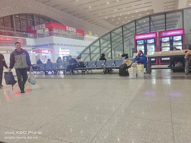 实录凌晨十二点的火车站候车厅是什么样的？