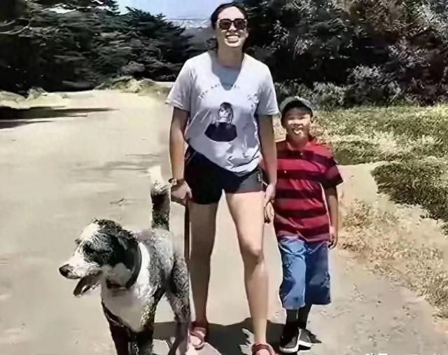 郎平女儿白浪在美国 和弟弟白帝同行 姐弟俩笑容灿烂 举止温柔很可爱