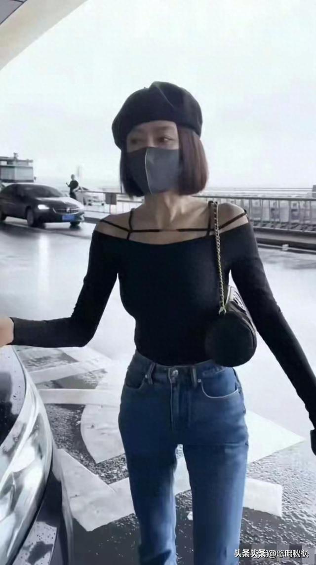 秦岚在机场被偶遇，身材管理绝了，平坦小腹，小蛮腰太好看了