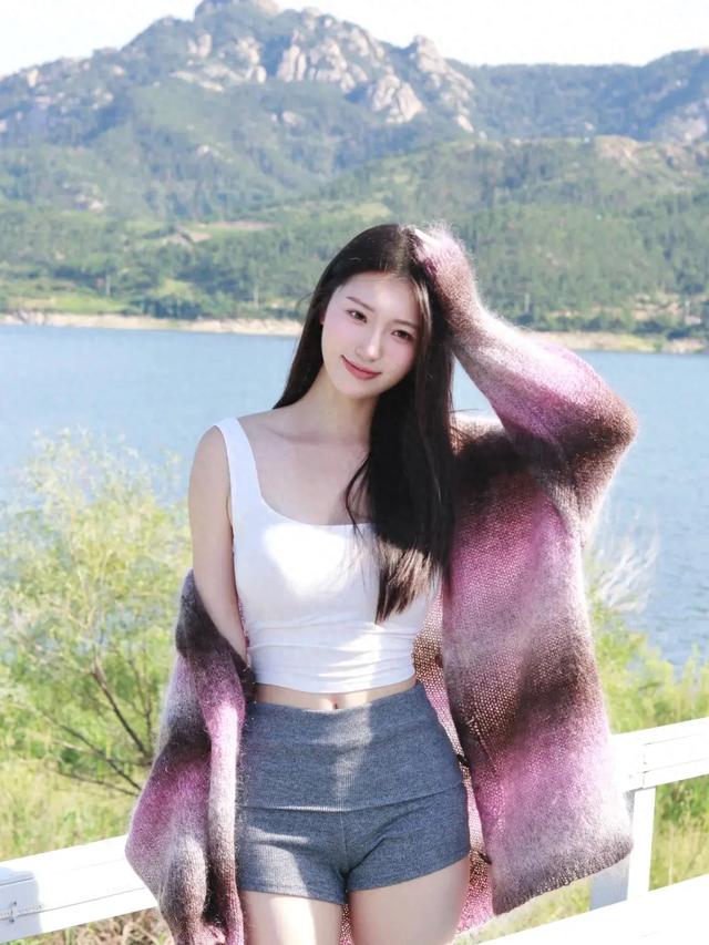 崂山边偶遇的氛围感女神，这组湖畔随拍也太绝了！