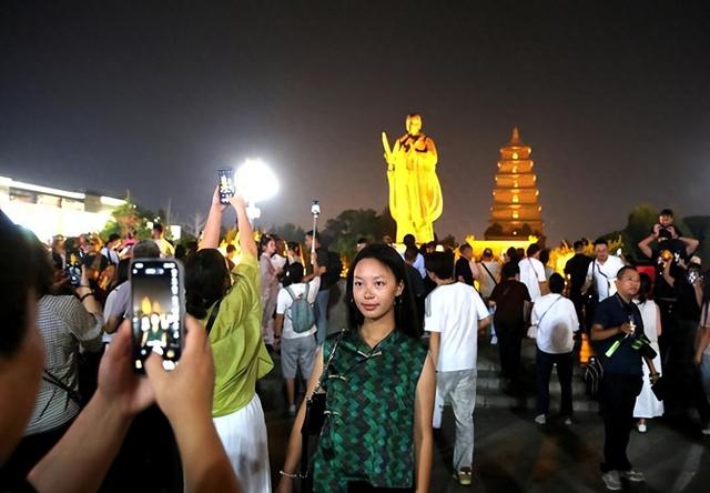 西安大雁塔:光影交织成画 游客争相打卡
