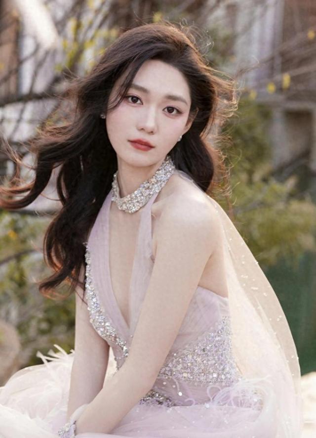 00 后段奥娟凭处女作入围金鸡奖最佳女主角，颜值出众惹人爱