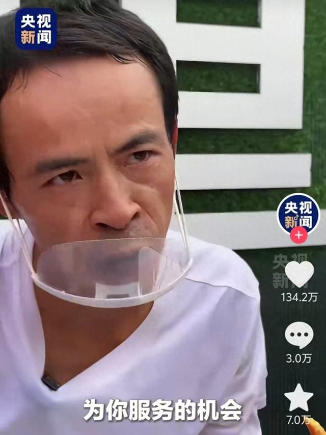 当“活人感”成为消费品，鸡排哥的疲惫映射生活的真实
