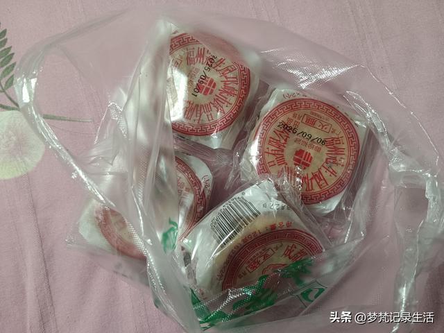 和老人相处是一个修炼的过程，阴天湿漉漉的我还是把茶树修剪完了