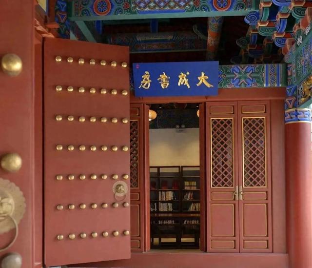 昆明最老的“网红”藏不住了，市中心竟有座万卷藏书阁