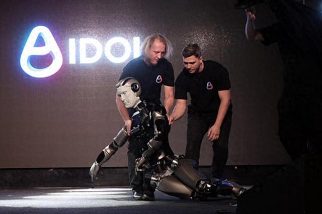 俄罗斯AI机器人成“人工智摔”，首秀成笑柄，负责人：灯光惹的祸