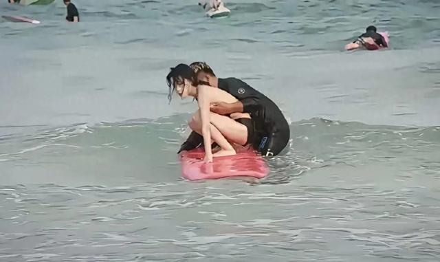 女子冲浪比基尼被冲飞，教练神操作引全网热议，你怎么看