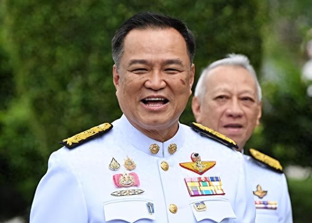 一正四副，阿努廷内阁出炉，取悦军方，重用他信家族出走的塔玛纳