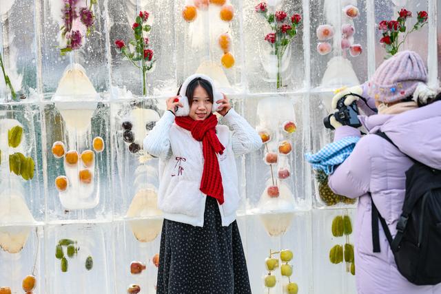 浑河畔的冰封水果墙成为沈阳冬日新晋网红打卡点