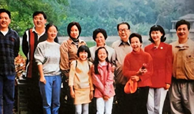 1997年，李鹏总理全家在玉泉山游玩，难得团聚，女儿女婿罕见出镜