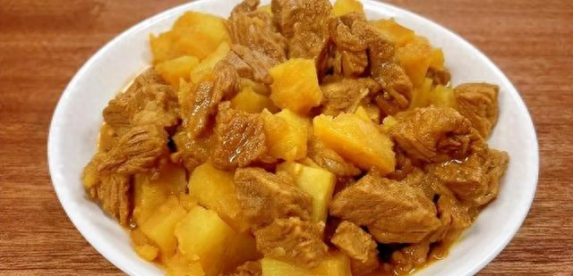 炖牛肉时，怎么炖才可以鲜嫩不硬？掌握5个技巧，软烂入味不塞牙