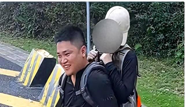 广东女子登山脚崴！被陌生小伙背40分钟下山，恶心的一幕却出现了