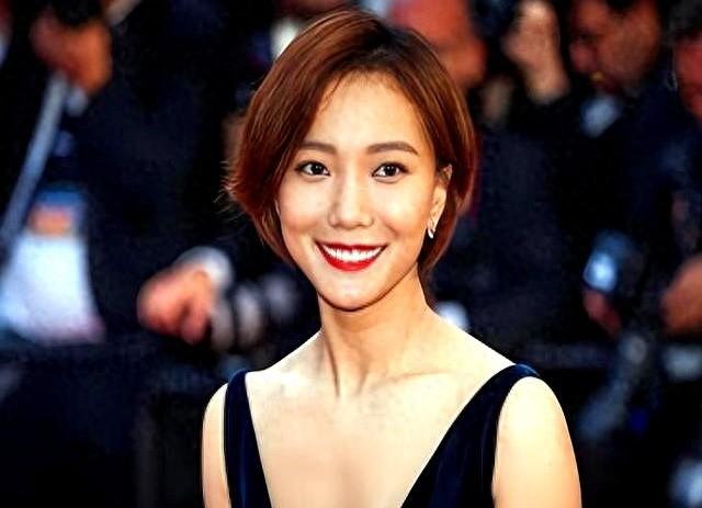 王珞丹从北京大别墅搬到深林生活，41岁还没结婚，养2只狗作伴