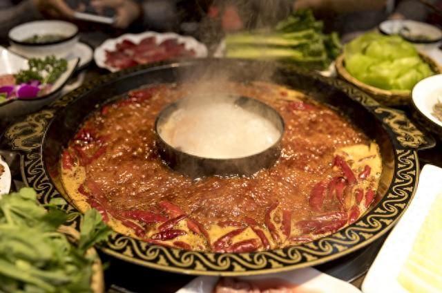 国庆中秋假期，成都斩获长假美食吸引力城市榜TOP1和美景吸引力城市TOP2