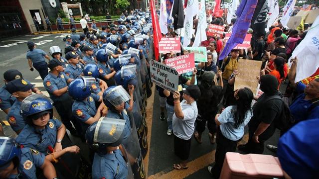 闯黄岩岛被水炮驱离，马科斯转嫁国内矛盾失败，菲军进入红色警戒