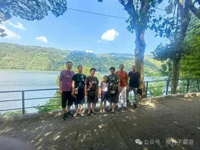 严学章到桐庐，隔着富春江遥望东西钓台，感慨万千
