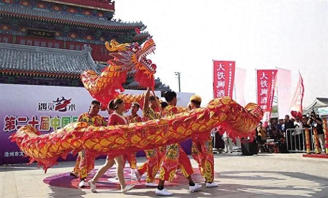 活动多彩 游人如织