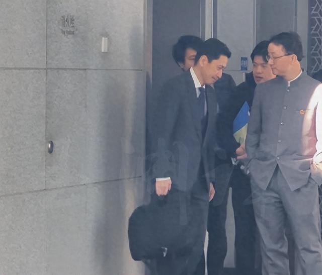 日本要求中国解释双手插兜！中方果断回应：现场大多数是日本媒体