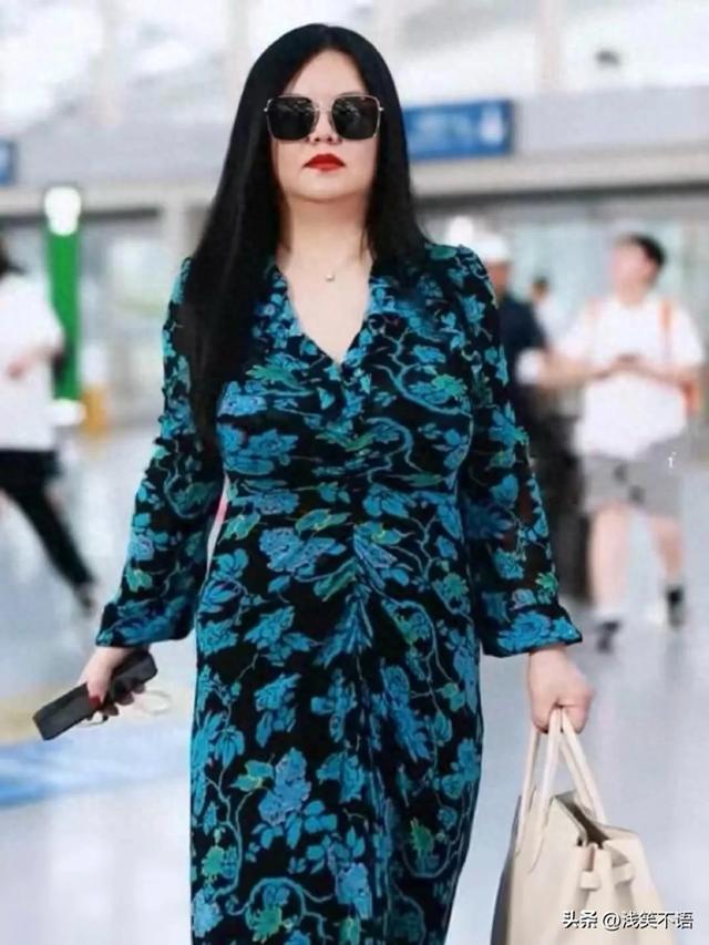 200斤的李湘机场现身！气场全开，颤抖的肥肉也挡不住土豪范儿！
