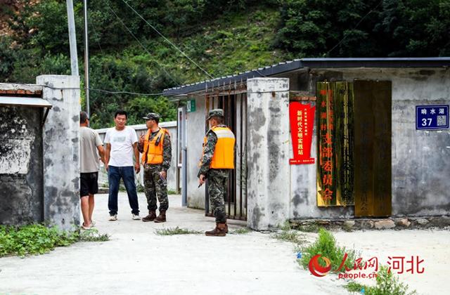 人民直击｜两条腿，蹚出一条“生命之路”