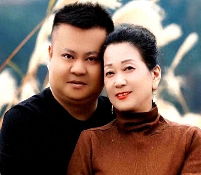 2003年，湖南小伙爱上二婚，还大他24岁的大妈，恋爱21年如今咋样