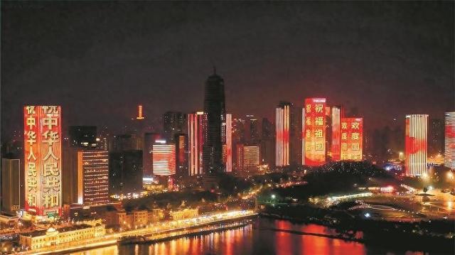 营造欢乐气氛 展示城市魅力 大连双节灯光秀溢彩流光