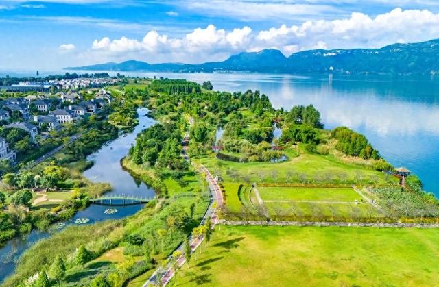 人民网关注：滇池绿道串起生态美景 群众乐享湖光山色