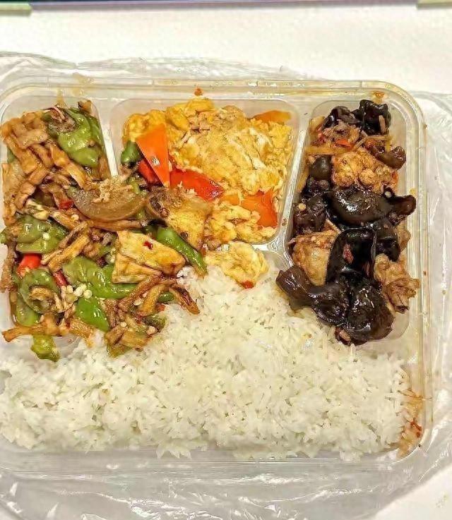 北京家长沸腾了！2027年全部告别“盒饭”	，中小学食堂要“自营”