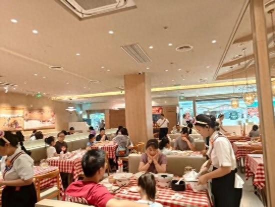 西贝下架“罗永浩套餐”，停止开放后厨参观！记者实探上海一门店：个别用餐者情绪激动！