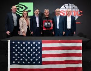 NVIDIA Blackwell首块晶圆在凤凰城下线