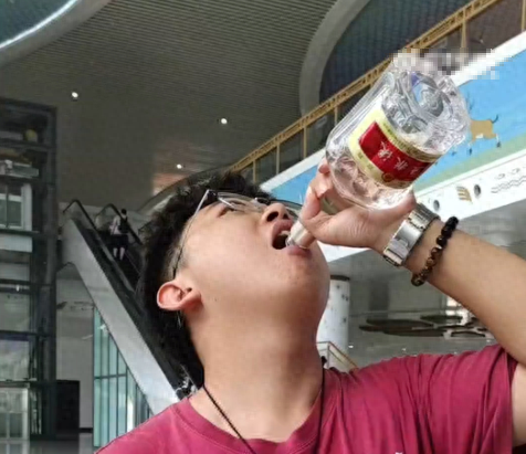 男生带已开封的五粮液上高铁被拦当场喝完，两分钟喝光8两酒，高铁上睡了4个半小时，12306回应