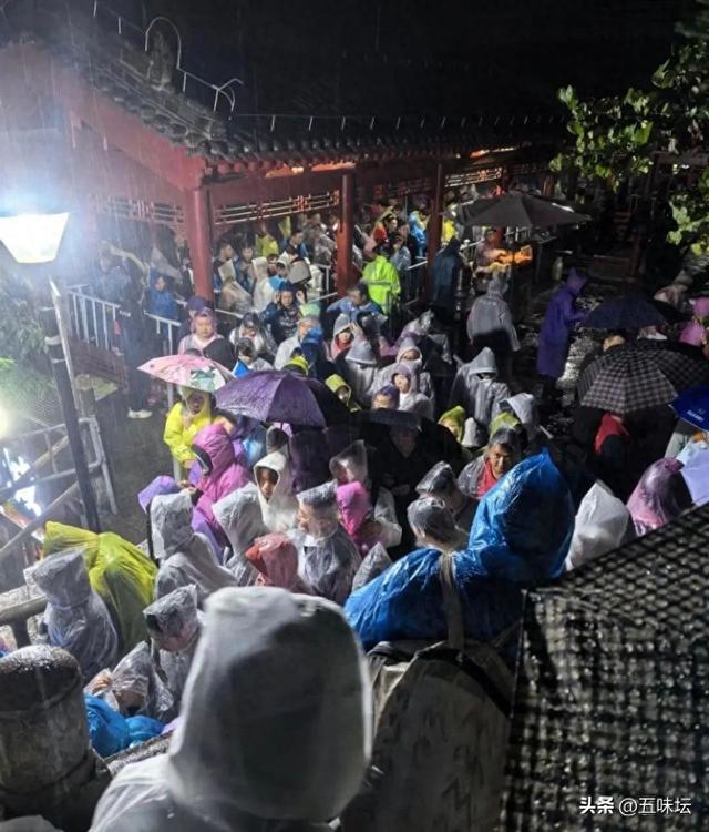 华山景区因强降雨临时关闭徒步线路，部分游客前夜滞留索道数小时