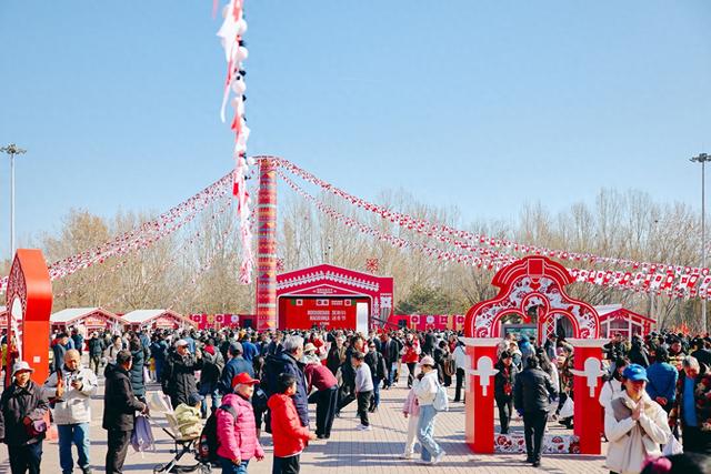 逾五十万民众参与“莫斯科送冬节”感受莫斯科文化与美食