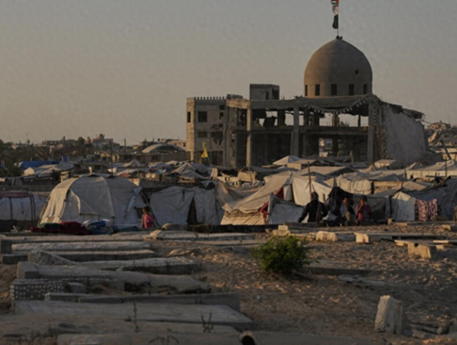 加沙墓地里，流离失所加沙人与逝者“共居”：孩子们晚上不敢出去