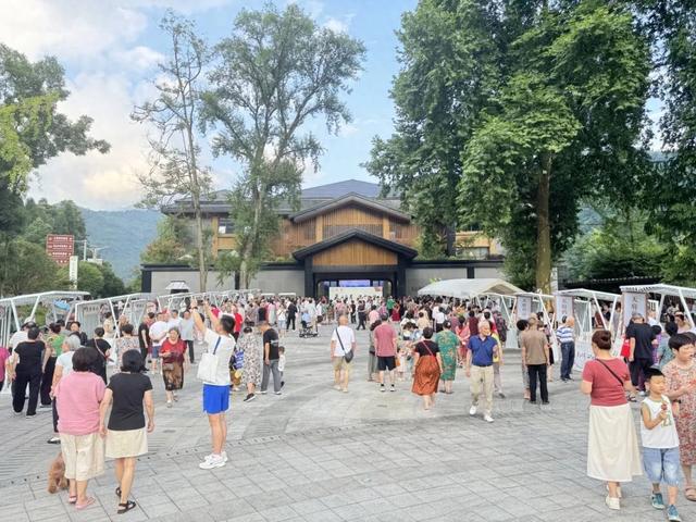 天府药市·二十四集点亮“夜”态新活力!彭州以千年药香深化“文旅+百业”“百业+文旅”融合创新
