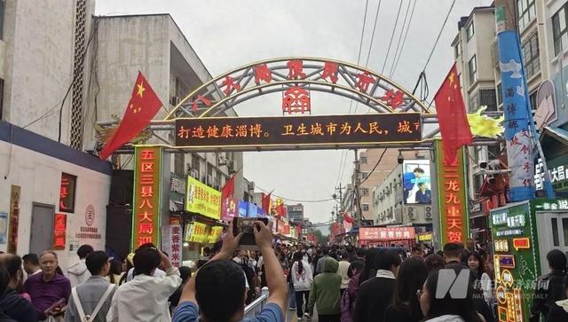 淄博凉了？记者实探：烧烤店“下午5点就排队，凌晨2点才收摊”，博物馆被挤爆！当地：已实现从“网红”到“长红”关键一步