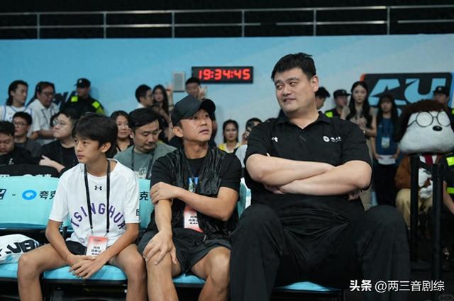 邓超父子和姚明同看球赛，三人坐一起如同WiFi信号，等等好像孙俪