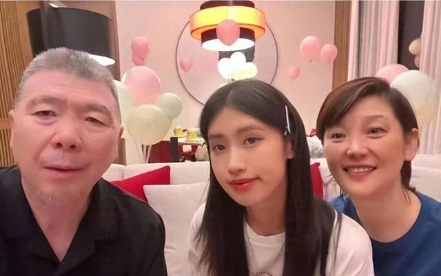 徐帆退休专心陪读女儿，和徐朵住美国别墅区，出行司机接送好阔气