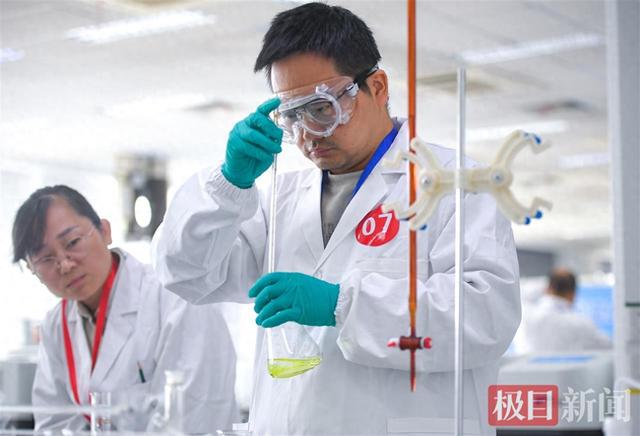 组图|60双专注眼神“探寻真实数据”，湖北化学检验员决赛燃动江城