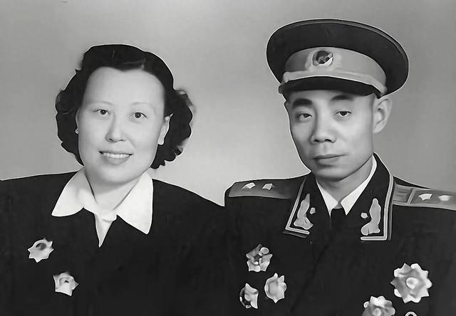 吴信泉被授予中将军衔，妻子为他军衔打抱不平，他却怒斥不许提！