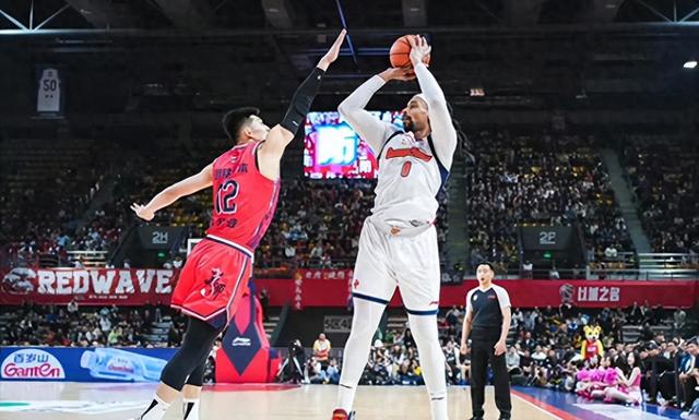 广东主场再迎硬仗！五连胜背后伤兵满营，杜锋一边冲榜一边练兵