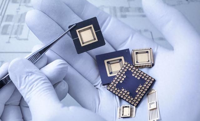 特朗普尴尬了，美国设计好的芯片，82%自己造不了，得靠中国