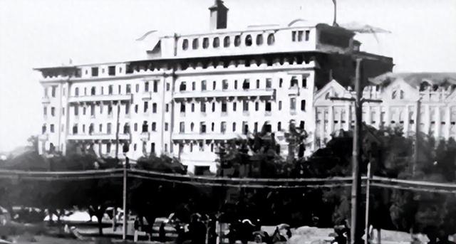 北京饭店建到14层时	，汪东兴惊出一身冷汗，立即上报：不能再建了