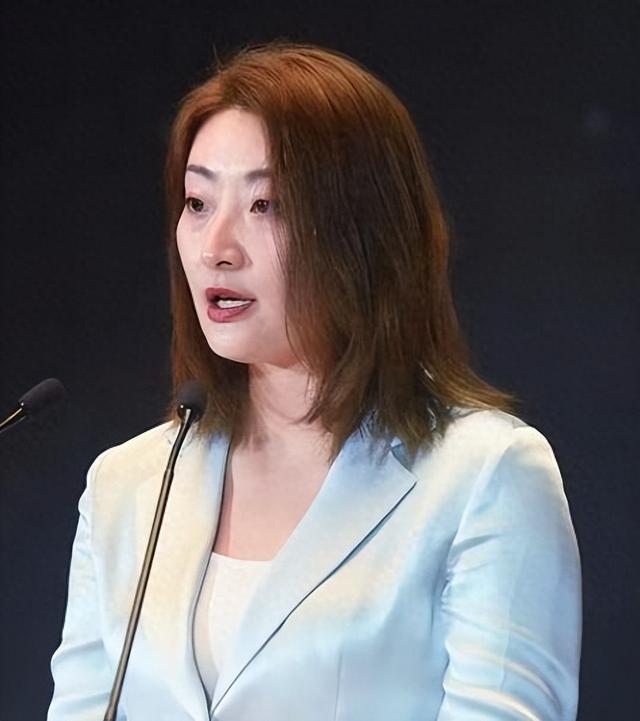 宗庆后出轨小21岁女下属，私照肤白貌美能力出众，难怪他把持不住