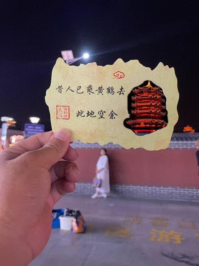 黄鹤楼下小伙送“打卡神器”千人预约，现场背诗可免费领取，愿游客重拾文化记忆