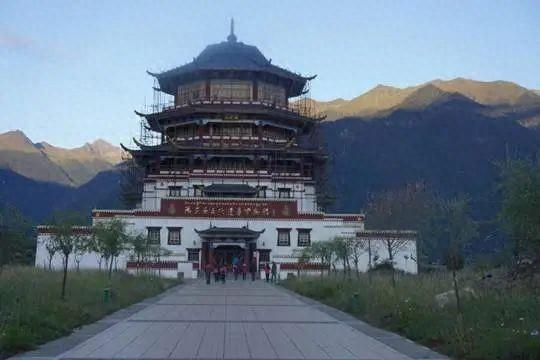 藏族姑娘哈达献上，老兵在林芝民俗村，找回了40年前的茶香…